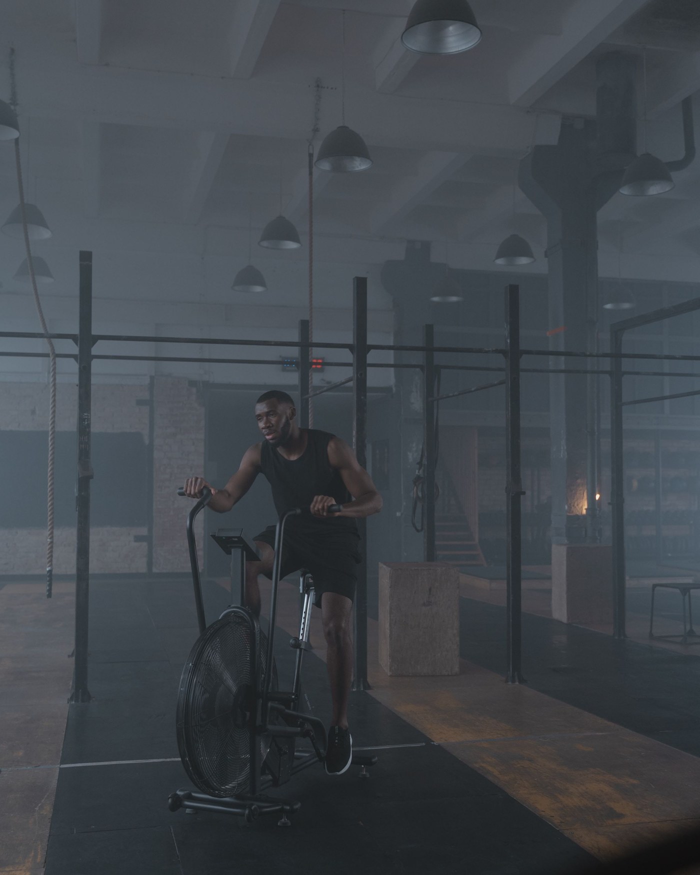 Persona entrenando en una bicicleta fija